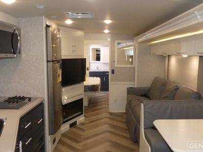 2025 Winnebago Adventurer - Photo 5