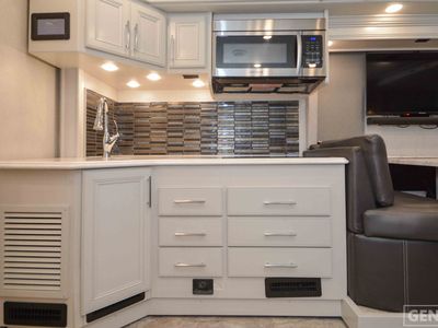 2023 Fleetwood Pace Arrow - Photo 7