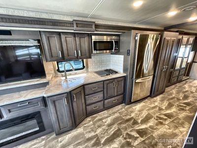 2023 Thor Motor Coach Challenger - Photo 7