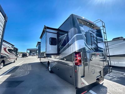 2023 Thor Motor Coach Challenger - Photo 2