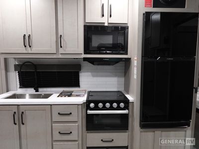 2026 Grand Design Momentum G-Class - Photo 7