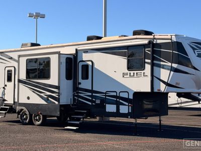 2019 HEARTLAND 352 — front three-quarter view