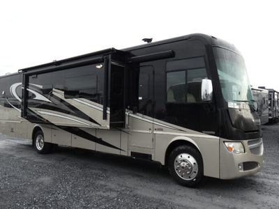 2015 WINNEBAGO 38Q — front three-quarter view