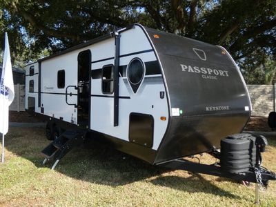 2026 KEYSTONE 284QBC — front three-quarter view