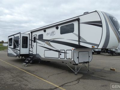 2022 HIGHLAND RIDGE 371MBH — front three-quarter view