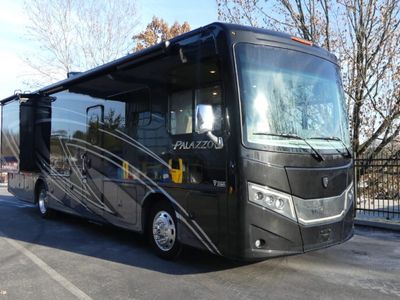 2023 THOR 33.6 — front three-quarter view
