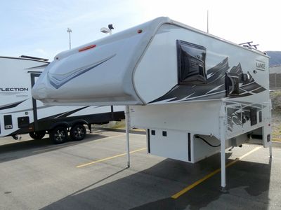 2023 LANCE 850 — front three-quarter view