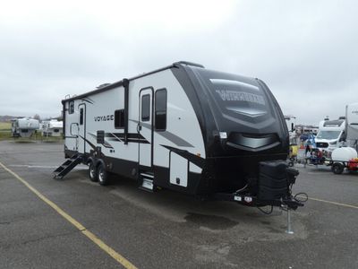 2022 WINNEBAGO 3033BH — front three-quarter view