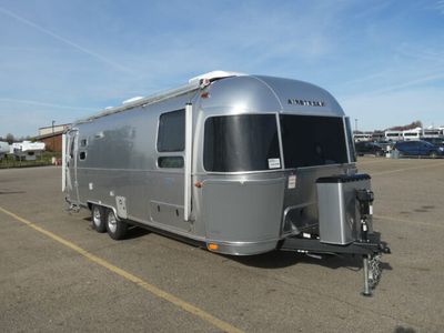 2024 Airstream 27fb twin — front three-quarter view