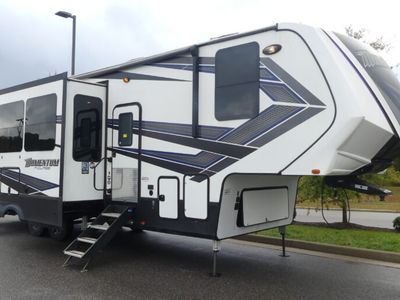 2018 GRAND DESIGN 328M — front three-quarter view