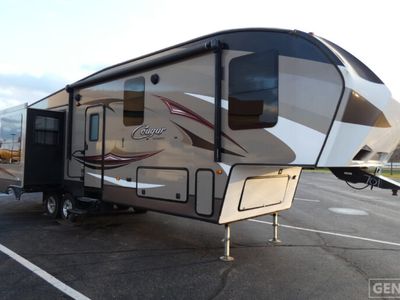 2015 KEYSTONE 327RES — front three-quarter view