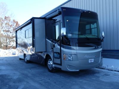 2016 TIFFIN 33AA — front three-quarter view