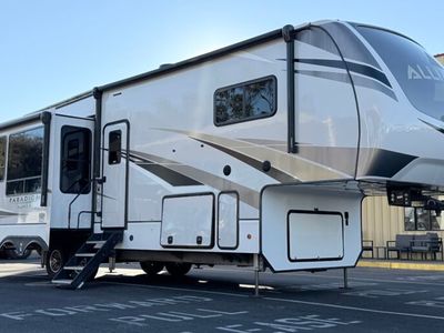 2021 ALLIANCE 310RL — front three-quarter view