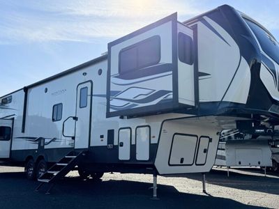 2023 KEYSTONE 377FL — front three-quarter view
