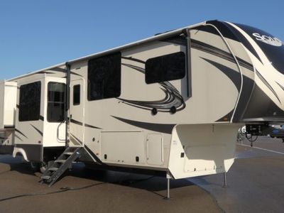 2021 GRAND DESIGN 390RK — front three-quarter view