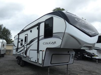 2020 KEYSTONE 25RES — front three-quarter view