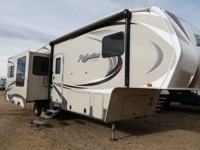 2015 GRAND DESIGN 303RLS — front three-quarter view
