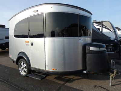2017 AIRSTREAM 16 — front three-quarter view