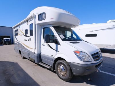 2012 WINNEBAGO 24J — front three-quarter view