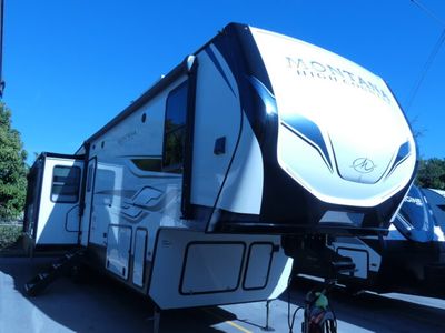 2022 KEYSTONE 331RL — front three-quarter view