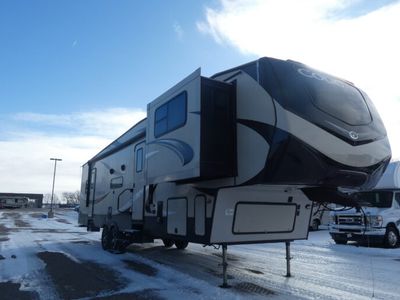 2019 KEYSTONE 367FLS — front three-quarter view