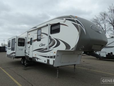 2013 KEYSTONE 327RES — front three-quarter view