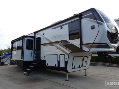 2025 KEYSTONE 381TB — front three-quarter view