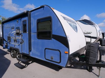 2018 WINNEBAGO 2106FBS — front three-quarter view