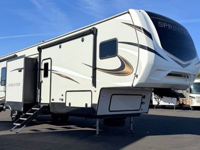 2022 KEYSTONE 35BH — front three-quarter view