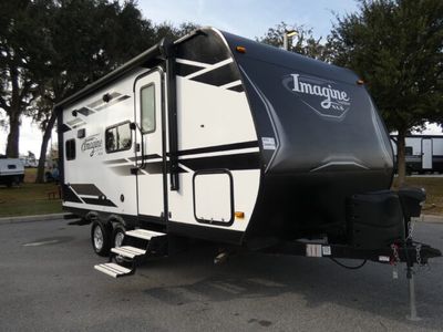 2020 GRAND DESIGN 17MKE — front three-quarter view