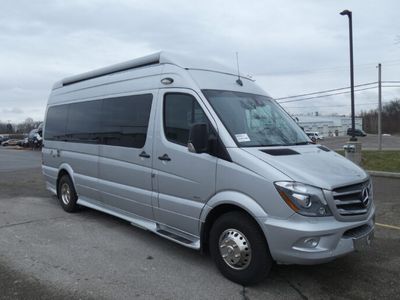 2014 LEISURE TRAVEL 22SS — front three-quarter view