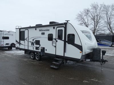 2018 WINNEBAGO 2500FL — front three-quarter view