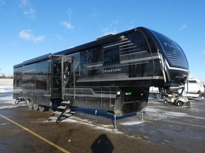 2026 KEYSTONE 432 — front three-quarter view