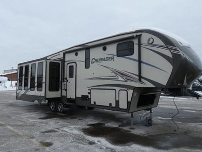 2015 PRIME TIME 322RES — front three-quarter view