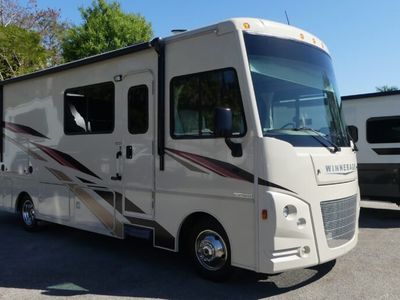 2019 WINNEBAGO 29VE — front three-quarter view