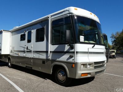 2002 WINNEBAGO 35U — front three-quarter view