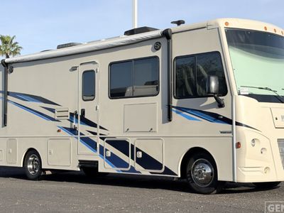 2019 WINNEBAGO 31BE — front three-quarter view