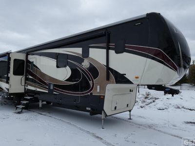 2018 HEARTLAND Newport — front three-quarter view