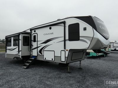 2021 KEYSTONE 316RLS — front three-quarter view