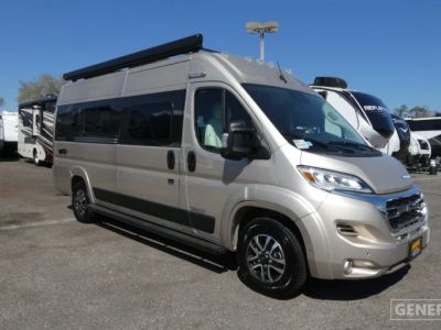 2025 WINNEBAGO 59KL — front three-quarter view