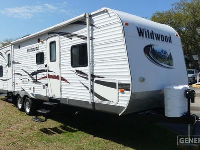 2013 FOREST RIVER 30BH2Q — front three-quarter view