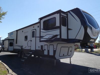 2023 KEYSTONE 377FL — front three-quarter view