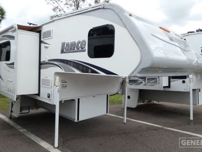 2019 LANCE 855S — front three-quarter view