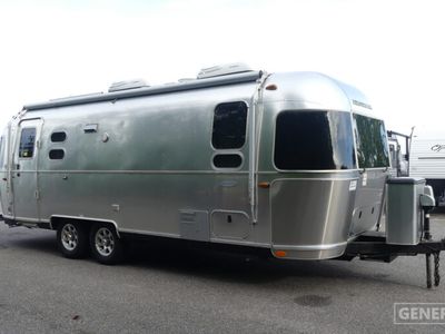 2019 AIRSTREAM 25FB — front three-quarter view