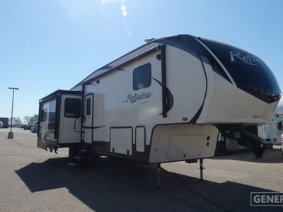 2018 GRAND DESIGN 337RLS — front three-quarter view