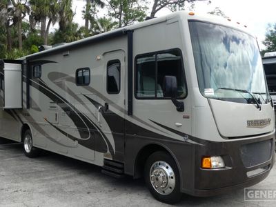 2014 WINNEBAGO 35F — front three-quarter view