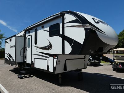 2019 PRIME TIME 29RSLE — front three-quarter view