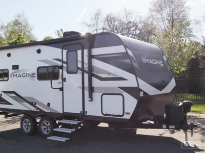 2022 GRAND DESIGN 17MKE — front three-quarter view