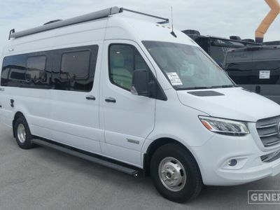 2020 WINNEBAGO 70KL — front three-quarter view