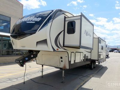 2019 GRAND DESIGN 337RLS — front three-quarter view